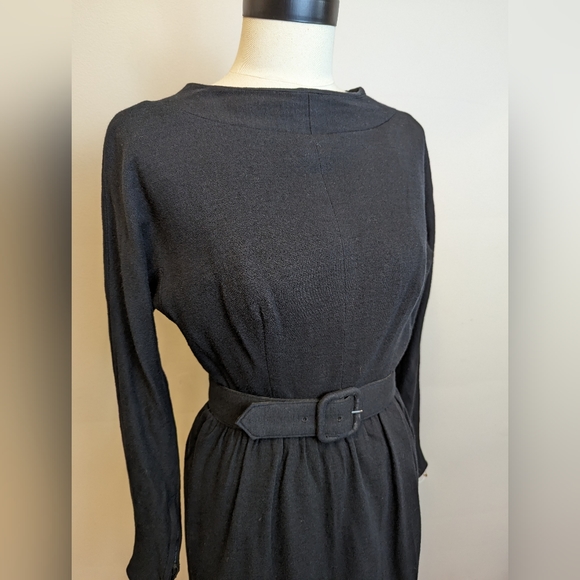1950s black wool bombshell dress with matching belt - Picture 2 of 5